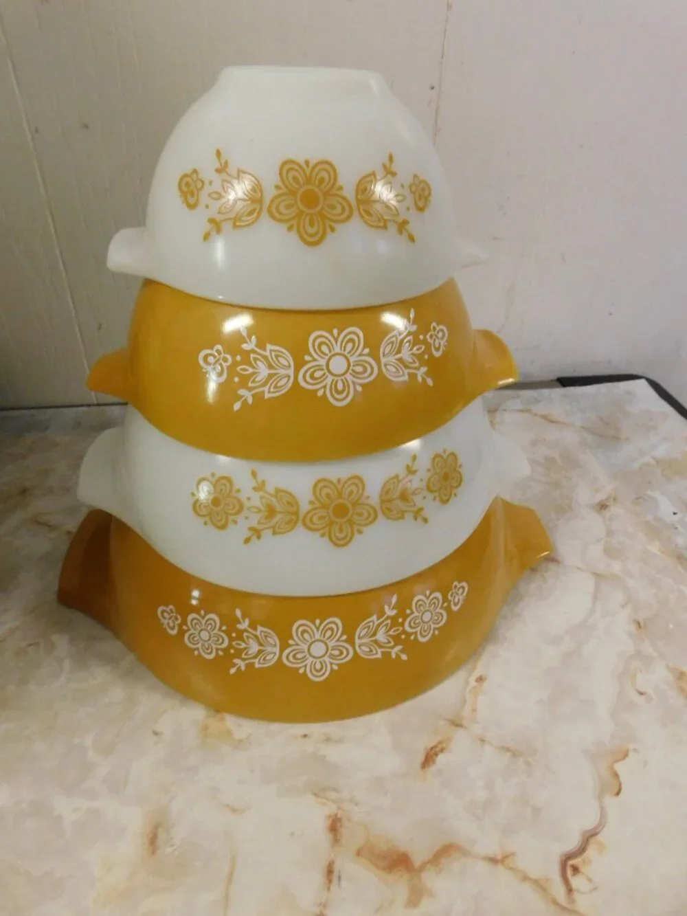 Pyrex Butterfly Gold 4 pc Nesting Cinderella Mixing Bowl Set